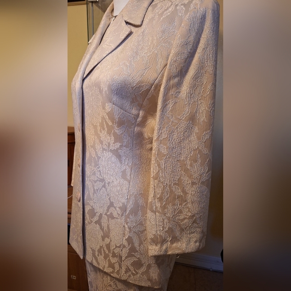 Jessica Ash 2 piece jacket and skirt suit - Picture 2 of 5